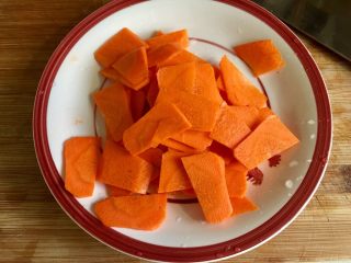 17、翠羽红霞映玉光➕荷兰豆滑炒鸡片,胡萝卜切长方形薄片