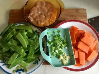 18、翠羽红霞映玉光➕荷兰豆滑炒鸡片,全部食材改刀准备好