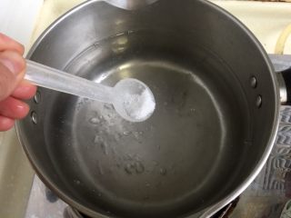 19、翠羽红霞映玉光➕荷兰豆滑炒鸡片,坐锅烧水，水开，放入少许食盐