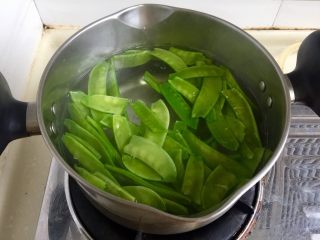 21、翠羽红霞映玉光➕荷兰豆滑炒鸡片,放入荷兰豆焯烫约一两分钟，荷兰豆如果炒的不熟，会食物中毒。事先焯烫或者炒制的时候分次点水，可以解决这个问题