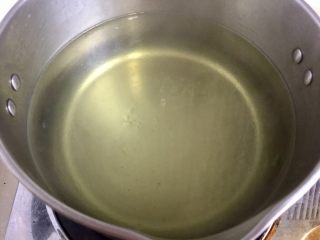 23、翠羽红霞映玉光➕荷兰豆滑炒鸡片,可以重新准备一锅水，煮开，阿晨今天偷懒了????