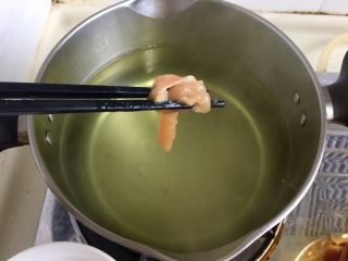 24、翠羽红霞映玉光➕荷兰豆滑炒鸡片,转小火，把腌制后的鸡胸片加入水中，划散，煮到鸡胸肉变白