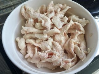 25、翠羽红霞映玉光➕荷兰豆滑炒鸡片,把煮好的鸡胸肉捞出，这时的鸡胸肉大概七成熟，比起直接炒，这样过遍水的鸡胸肉会非常嫩
