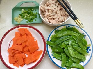 26、翠羽红霞映玉光➕荷兰豆滑炒鸡片,全部食材准备好