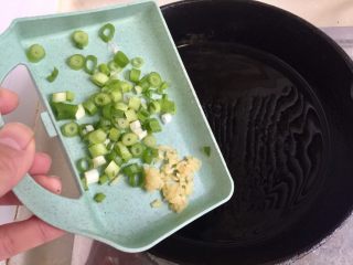 28、翠羽红霞映玉光➕荷兰豆滑炒鸡片,加入葱末姜末煸香