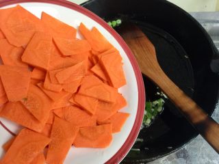 29、翠羽红霞映玉光➕荷兰豆滑炒鸡片,加入胡萝卜片煸炒一分钟