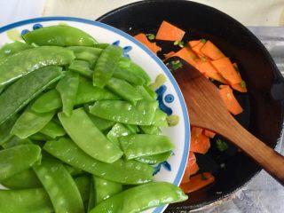 30、翠羽红霞映玉光➕荷兰豆滑炒鸡片,加入焯水的荷兰豆翻炒均匀