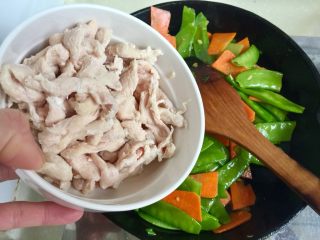 31、翠羽红霞映玉光➕荷兰豆滑炒鸡片,加入过水的鸡胸肉