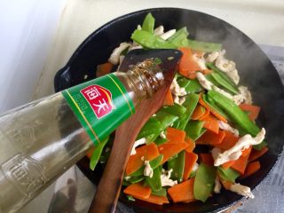 32、翠羽红霞映玉光➕荷兰豆滑炒鸡片,加入一勺蚝油，翻炒一两分钟，因荷兰豆鸡胸基本都是熟的，所以可减少翻炒时间