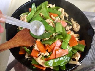 33、翠羽红霞映玉光➕荷兰豆滑炒鸡片,尝下咸淡，根据个人口味添加少许食盐，翻炒均匀即可出锅