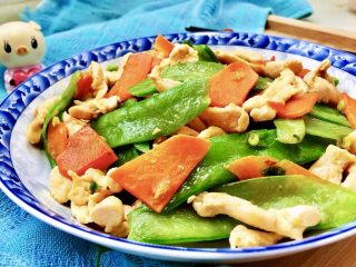 37、翠羽红霞映玉光➕荷兰豆滑炒鸡片,脆嫩的荷兰豆，滑嫩的鸡片，清清爽爽，营养美味，感兴趣的宝宝们，快来试试看吧????