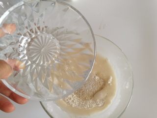 2、可爱的小蜗牛,加入水，水要很具面粉的吸收性慢慢加进去