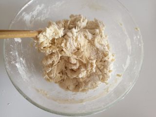 3、可爱的小蜗牛,用筷子快速搅拌成棉絮状，就用手揉面