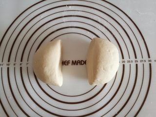 4、可爱的小蜗牛,揉成光滑的面团，分成两份