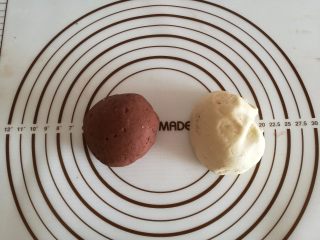 5、可爱的小蜗牛,一份加入可可粉揉