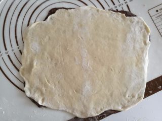 11、可爱的小蜗牛,白色面团擀开后，铺在可可面团上面