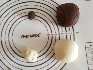 9、可爱的小蜗牛,吧面团再分成几份，白色面团做蜗牛的身体，可可面团做蜗牛的眼睛