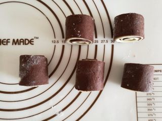 14、可爱的小蜗牛,慢慢的卷起来