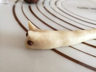 15、可爱的小蜗牛,蜗牛的身体部分，捏出触角，装上眼睛