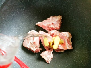 6、简单好喝的筒子骨玉米汤,一勺料酒。烧开撇去浮末。