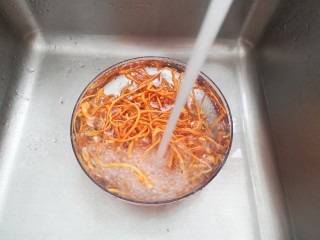 5、虫草花乌鸡汤,鲜虫草花稍微冲洗2遍，不可用力