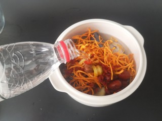 9、虫草花乌鸡汤,最后倒入矿泉水（使用矿泉水汤汁清味道好）