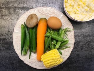 1、菠萝造型炒饭,准备好所有食材