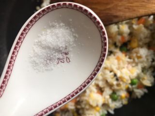 6、菠萝造型炒饭,将食材都炒熟后加入少许盐调味，盛出备用