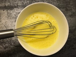 7、菠萝造型炒饭,鸡蛋打散