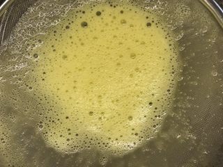 8、菠萝造型炒饭,将蛋液过滤一遍