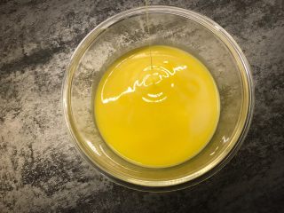 9、菠萝造型炒饭,过滤后的蛋液没有气泡