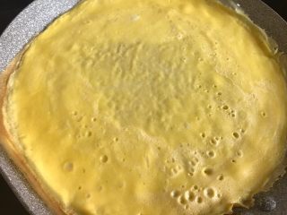 10、菠萝造型炒饭,平底锅加热后转小火，倒入蛋液煎熟