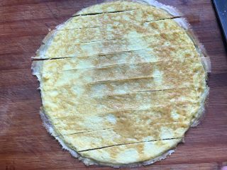 11、菠萝造型炒饭,取出切成粗细均匀的长条