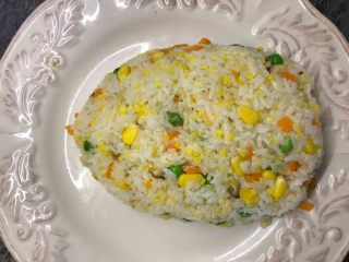 12、菠萝造型炒饭,将米饭倒入盘中，用手按出菠萝外形