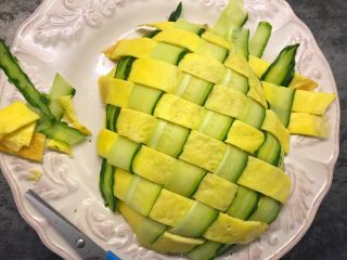 15、菠萝造型炒饭,用辅食剪剪去边缘多余的黄瓜和蛋皮