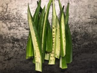 16、菠萝造型炒饭,秋葵对半切开，当作菠萝的叶子