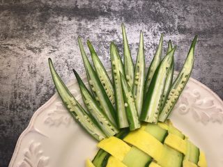 17、菠萝造型炒饭,放在合适位置