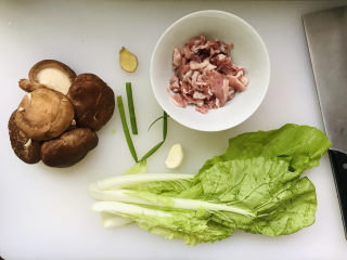1、香菇炒肉片,所有用到的食材都在这里了，猪肉切片；