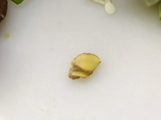 3、香菇炒肉片,生姜切片；