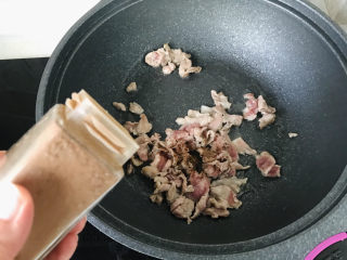 9、香菇炒肉片,撒一点花椒粉；