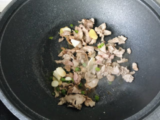 12、香菇炒肉片,加葱姜蒜翻炒均匀；