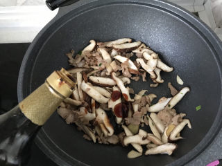 15、香菇炒肉片,加少许生抽调味；