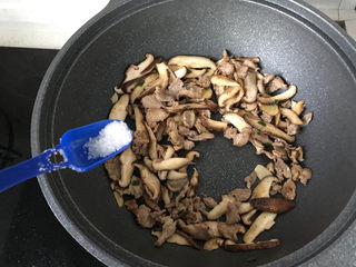 17、香菇炒肉片,再加白糖提鲜；