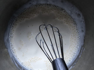 2、淡奶油香草味戚风,搅拌混合均匀。