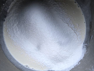 3、淡奶油香草味戚风,过筛加入低粉。