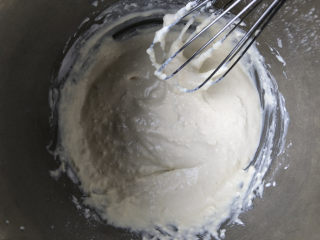 4、淡奶油香草味戚风,搅拌至无干粉状态。