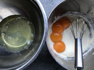 5、淡奶油香草味戚风,分离蛋白和蛋黄。