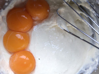 6、淡奶油香草味戚风,搅拌成糊状。