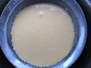 7、淡奶油香草味戚风,把面糊过筛一次。