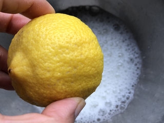 8、淡奶油香草味戚风,柠檬挤汁加入蛋清里。